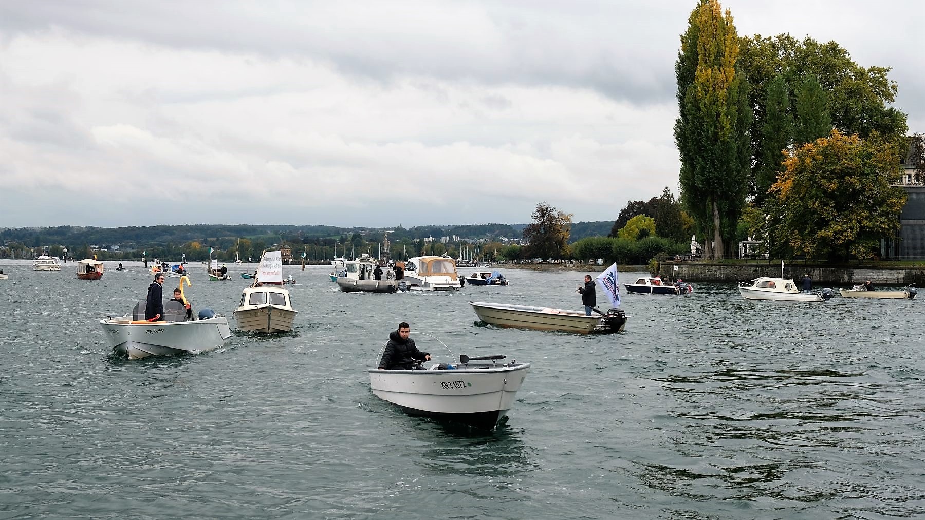 Bootszug vor der Konstanzer Rheinbrücke.